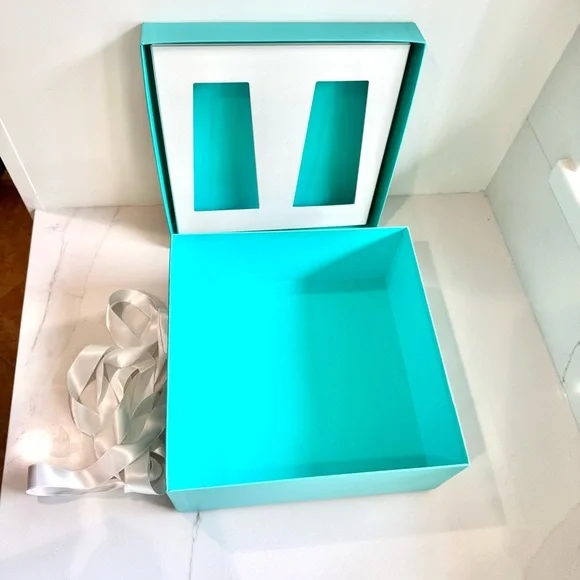 Tiffany & Co Big Tiffany Gift Box in Tiffany Blue Signature color 💚💙🎁 - Picture 7 of 16